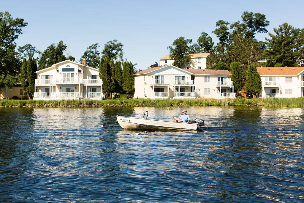 Maddens On Gull Lake - thumb 5