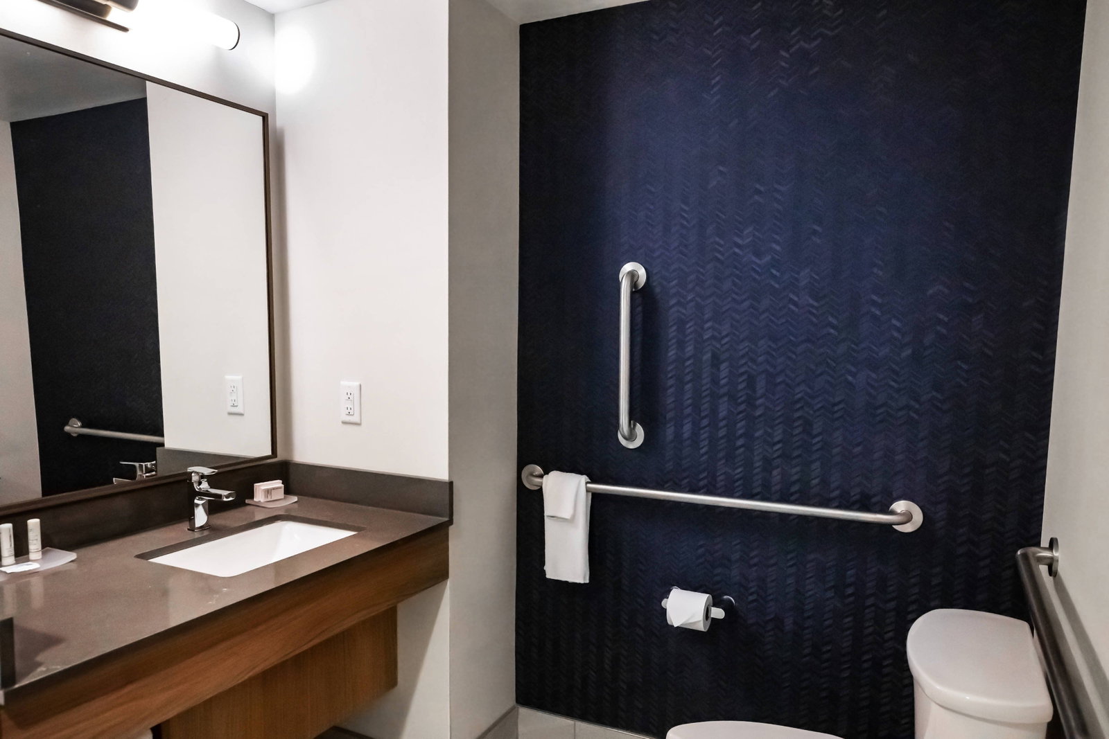 Fairfield Inn & Suites Airport - thumb 3
