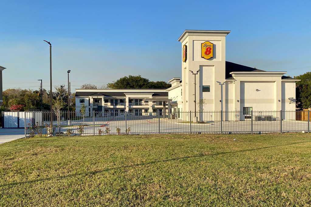 Super 8 By Wyndham Houston NW