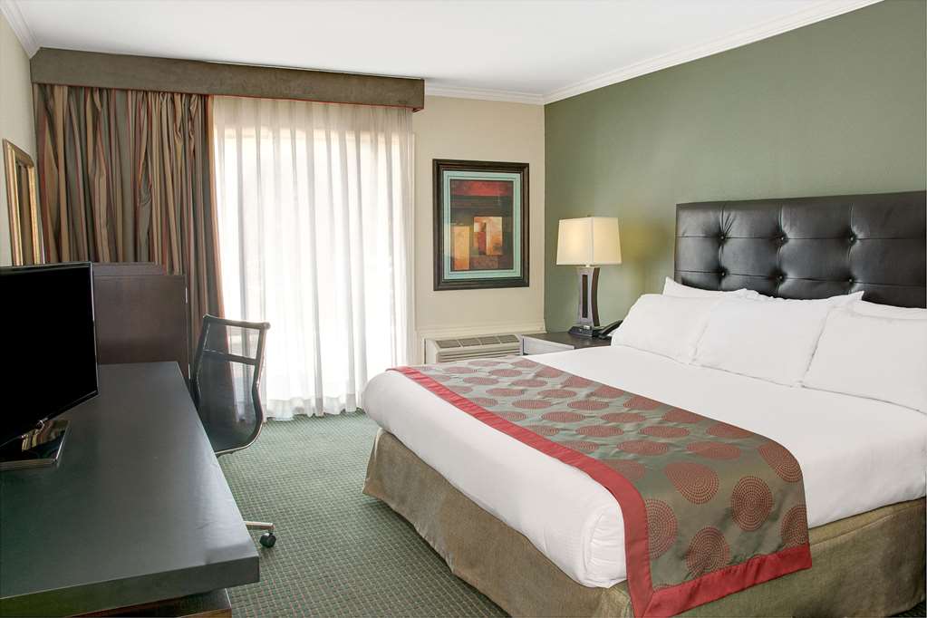 Ramada Intercontinental Airport East - thumb 5