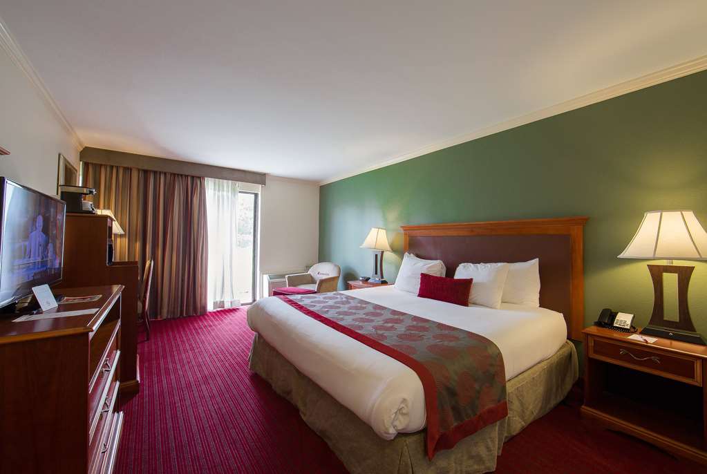Ramada Intercontinental Airport East - thumb 6