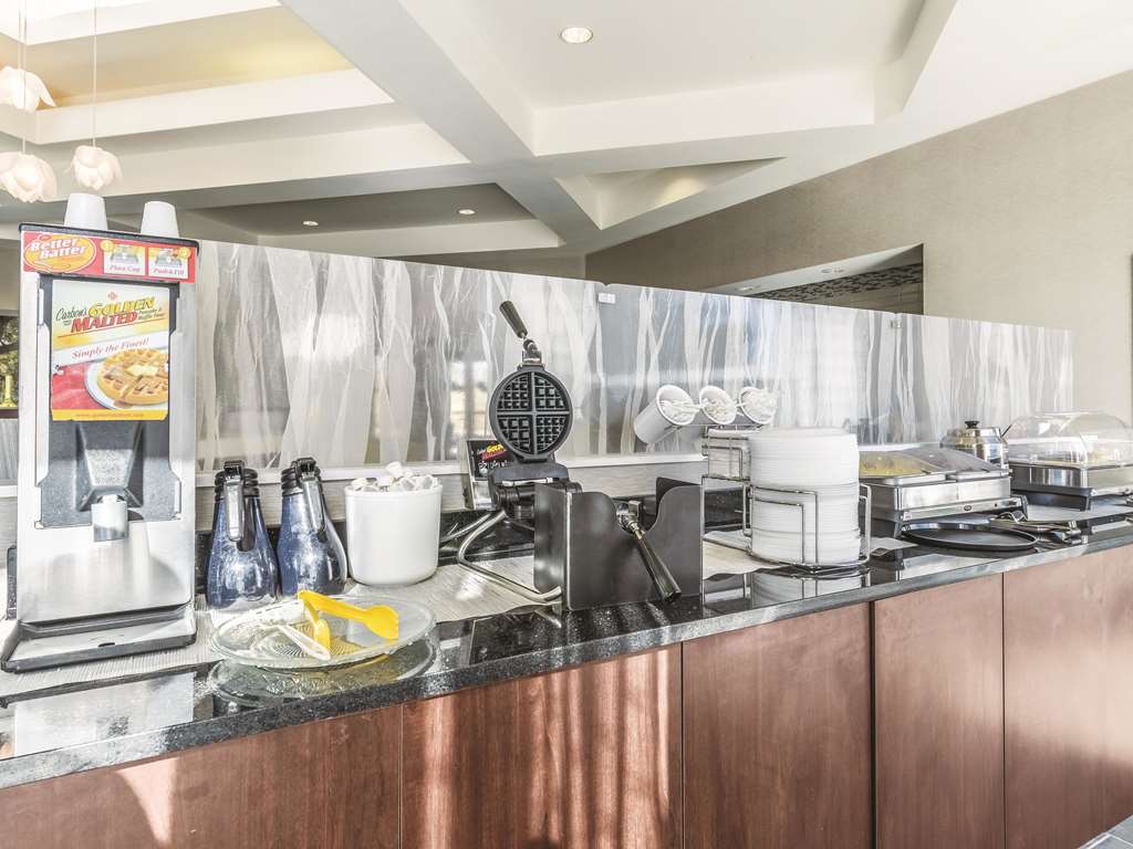 La Quinta Inn & Stes Alexandria - thumb 17