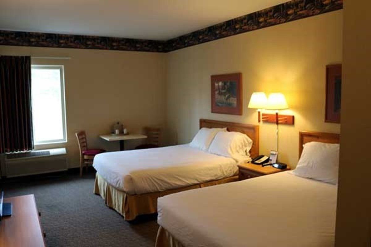 Pellston Lodge - thumb 2