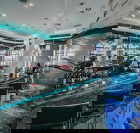 Streamline Hotels' Monthly Themed Hop-on Hop-off Comedy Bar Crawl - Accommodation Texas